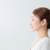 目をつぶっている女性