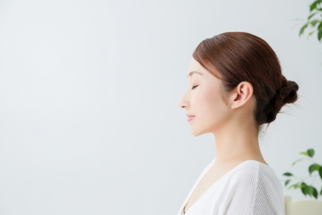 目をつぶっている女性