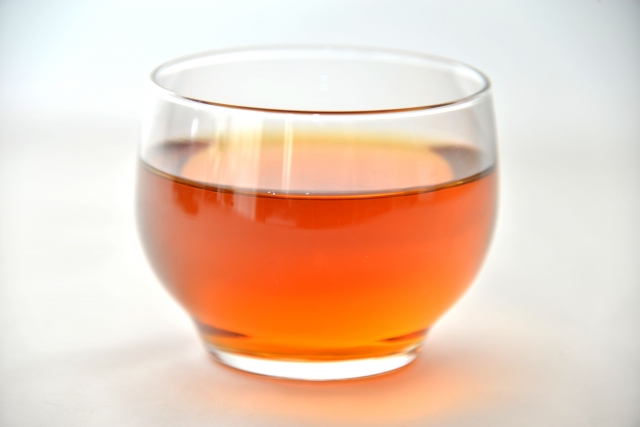 グラスに入った麦茶