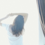 朝日を浴びている女性