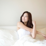気持ちよく目覚めて微笑む女性