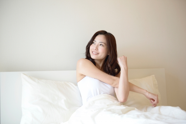気持ちよく目覚めて微笑む女性