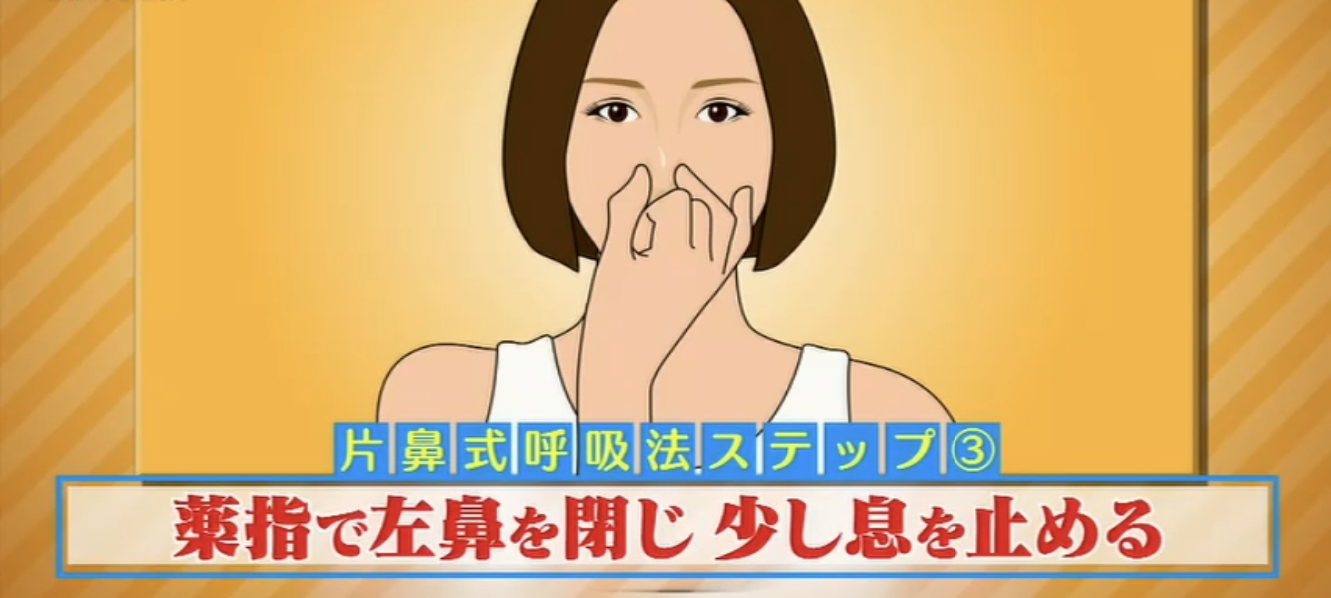 左鼻を押さえる女性