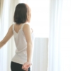 朝日を浴びる女性